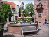 Der Georgsbrunnen auf dem Marktplatz von Ettlingen, aufgenommen am 15.05.2006. Die Figur zeigt den heilige Georg, der seit den Kreuzz�gen verehrt wird und im s�ddeutschen h�ufig als Sch�tzer der Markt- und Stadtrechte auftritt.
