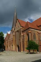 Salzwedel, St. Marien Kirche, f�nfschiffige Backsteinbasilika, erbaut ab 1233, 
umgebaut im gotischen Stil im 14. Jahrhundert (10.07.2012)