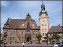 Ettlingen liegt wenige Kilometer s�dlich von Karlsruhe am Nordrand des Schwarzwaldes und am Eingang zum Albtal. Im Bild der Marktplatz mit dem Rathaus. (15.05.2006)