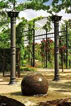 Auf dem M�Ga-Gel�nde (11. Juni 1993). Die beiden gusseisernen St�tzen stammen von der �berf�hrung der Ruhrtalbahn M�lheim - Kettwig �ber die Stra�e Am Schlo� Broich. Die Br�cke wurde Mitte der 1980-er Jahre abgebrochen, die St�tzen blieben aber erhalten und wurden an verschiedenen Stellen in der Umgebung aufgestellt.