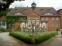 Crivitz, Schloss Basthorst, erbaut 1823 durch Ernst Johann Wilhelm von Schack 
(11.07.2012)