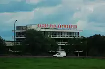 Ausblick....auf das Verlagsbeb�ude der Gazet van Antwerpen am 21.7.2012 aus dem vorbeifahrenden Auto. Ring um Antwerpen.