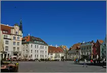 Blick aus einer der Nebenstrassen auf den Rathausplatz von Tallinn. Auf diesem Platz finden sich viele Restaurants, dort findet ein mittelalterlicher Markt statt, oder er ist einfach nur B�hne f�r Darsteller aller Art.
(01.05.2012)