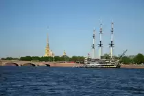 Blick �ber die Newa in Sankt Petersburg. Im Hintergrund ist die Peter-und-Paul-Kathedrale zu sehen. Aufnahme vom 25.05.2009.