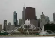 Blick �ber den Buckingham Brunnen (Buckingham Fontain) auf die Hochh�user von Chicago. Leider war zum Zeitpunkt der Aufnahme, 14. September 2011, das Wetter nicht das sch�nste...