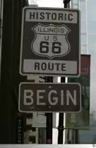 Hier beginnt die wohl ber�hmteste Stra�e der Vereinigten Staaten von Amerika: Die legend�re Route 66. Das Schild an der Ecke Jackson Boulevard / Michigan Avenue ist der Beginn einer wundersch�nen Reise �ber 2.448 Meilen (3.939,67 Kilometer)quer durch die USA. Einen Tag nachdem ich das Schild aufgenommen habe, am 15. September 2011 sollte diese Reise beginnen...