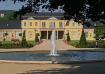 Die Orangerie in  Gera, am westlichen Ende des K�chengartens, ist ein Barockbau aus der 1. H�lfte des 18 Jahrhunderts. Seit dieser Zeit hat sie eine wechselvolle Geschichte hinter sich, u.a. Pferdestall und Kaffeehaus. Seit der Nachkriegszeit mit sehr unterschiedliche musealer Nutzung findet man heute einen Teil der Kunstsammlung vor. Im HG links �brigens der Bergfried von Schloss Osterstein.
09.06.2007