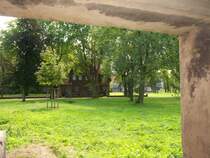 Alte Direktorensielung auf dem Ehemaligen Krupp Gel�nde 
Duisburg Bliersheim
Bestrebungen, die gesamte Beamtensiedlung abzurei�en, sind einige Villen, von denen keine der anderen gleicht, zum Opfer gefallen.
Inzwischen stehen die restlichen H�user unter Denkmalschutz.
Von den glatt verputzten Villen mit ihren Erkern, den in Holz konstruierten Loggien und ihren teilweise in Fachwerk ausgef�hrten Giebeln sind noch 9 von ehemals 17 H�user erhalten.