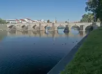 Pisek, etwa 100 km s�dlich von Prag gelegen, ist eine typisch b�hmische Stadt. Die Steinbr�cke �ber die Otava, etwa 110 Meter lang und 6,6 Meter breit, ist heute ausschlie�lich Fu�g�ngern vorbehalten. Bekannte Bilder vom Hochwasser 2002 zeigten die Macht des Wassers, von der Br�cke einschl. Gel�nder war nichts mehr zu sehen, nur der heilige Nepomuk in der Mitte war noch �ber dem Wasser. Am 01.10.2011 konnte man sich das alles nicht mehr richtig vorstellen, dazu tr�gt auch die musterg�ltige Restaurierung des Bauwerkes bei. 