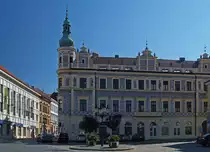 Haus Nr. 50 in der Chelčick�ho Stra�e in Pisek.
Von der P�seker B�rgersparkasse in den Jahren 1889 - 90 im Neorenaissance Stil erbaut, wurde das Geb�ude mit Graffiti und Malereien von allegorischen Gestalten vom Maler A. Liebscher geschm�ckt. 
Heutzutage als �rztehaus verwendet, bietet es ,auch wegen des gepflegten �u�eren, ein eindrucksvolles Beispiel f�r den typisch b�hmischen Baustil. 01.10.2011