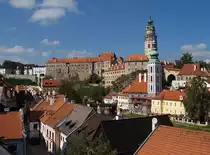 Seit 1992 auf der Liste der Weltkulturerbe der UNESCO bietet sich Česk� Krumlov seinen Besuchern als Kleinod b�hmischer Baukunst seinen Besuchern. In den vergangenen 2 Jahrzehnten wurde unglaublich viel restauriert und wiederhergestellt, die kurzen Entfernungen lassen eine Erkundung zu Fu�, wie hier am 262.09.2009, nicht zur Strapaze ausarten. 