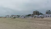 Blick auf Riccione vom Strand aus. Kurz nach dem Entstehen des Fotos gab es ein kr�ftiges Gewitter, welches die Wolken erahnen lassen.(8.6.2012)