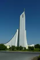 Himmelkron, die Autobahnkirche St.Christopherus an der A 9, die 1998 eingeweihte Kirche ist mit dem markanten 36m hohen Turm weithin sichtbar, j�hrlich werden etwa 120.000 Besucher gez�hlt, Mai 2012