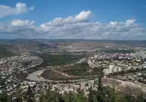 Von der etwa 150 m �ber der Stadt gelegenen Zitadelle hat man einen guten �berblick �ber die t�rkische Stadt Silifke, vor etwa 2300 als Seleukia gegr�ndet. Der gewundene Flusslauf des G�ksu, der von jier noch etwa 15 km bis zum Mittelmeer vor sich hat, ist gut erkennbar. 24.09.2008