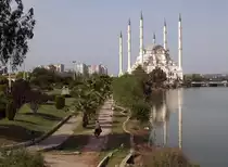 Die Sabancı-Merkez-Moschee in Adana ist die gr��te ihrer Art in der T�rkei, die vorderen Minarette sind immerhin 99 m hoch. 24.09.2008