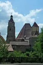 Wei�enburg, Blick �ber die Stadtmauer zur Stadtpfarrkirche St.Andreas, Mai 2012