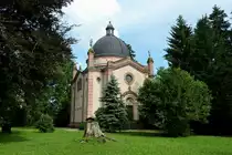 Neudingen, die Gruftkirche mit dem dazugeh�rigen Park und Friedhof befindet sich in einem  Stadtteil von Donaueschingen, die 1850 erbaute Kirche ist Grablege der F�rsten zu F�rstenberg, Juli 2012