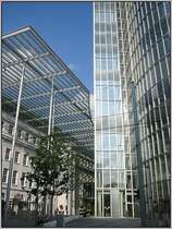 GAP 15 besteht aus dem Hochhaus und einem flacheren B�rogeb�ude, das einem alten Postgeb�ude an diesem Ort nachempfunden wurde und Teile der urspr�nglichen Fassade enth�lt. Beide Geb�ude sind �ber eine Br�cke miteinander verbunden. (04.09.2006)