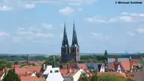 Blick vom Schlossberg �ber die D�cher der Altstadt mit den T�rmen der St. Nikolai-Kirche (Quedlinburg, Landkreis Harz in Sachsen-Anhalt, Juni 2012)