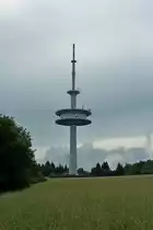 F�rstenberg, der 150m hohe Fernmeldeturm wurde 1975-76 erbaut, steht oberhalb der Stadt auf dem 917m hohen F�rstenberg, Juli 2012