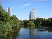 Blick �ber den Schwanenspiegel im D�sseldorfer St�ndehauspark am 10.09.2006. Im Hintergrund sieht man zwei markante Hochh�user der Stadt, links GAP 15 und rechts die Deutsche Rentenversicherung Rheinland.