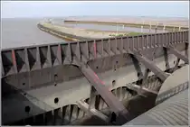 Eines der �u�eren, 250 t schweren und 40 m breiten Sieltore des Eidersperrwerks. 02.09.2012