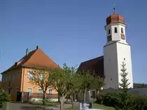 Halsbach, Kath. St. Petrus und Paulus Kirche, dreischiffige basilikale Anlage mit 
m�chtigem Westturm, erbaut im 12. Jahrhundert, barockisiert 1751 (06.09.2012)