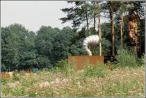 Bramsche. Ein  Horchposten  auf dem Gel�nde des Varusschlacht-Museums in Kalkriese. Scan eines Dias aus dem Jahr 2002.