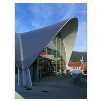 Neue Bibliothek unter altem Dach. Vom urspr�nglichen Kino in Troms� blieb nur diese freitragende Dachschale stehen, darunter entstand der Neubau der Bibliothek. 16.8.2006 (Jonas)