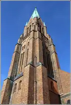 Der Hauptturm des Sankt-Petri-Doms zu Schleswig ist 112 m hoch. 03.09.2012

