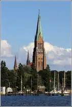 Der Hauptturm des Sankt-Petri-Doms zu Schleswig ist 112 m hoch. 03.09.2012