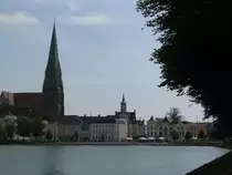 Schwerin; Pfaffenteich, Blick zum S�dwestufer mit dem Dom [15.08.2009]
