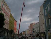 Hoch hinaus (40mtr) ging es in einem KranKorb der FF-RIED anl�sslich der Shopping-Night07/01 am Ro�markt; 070525