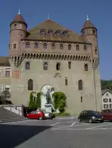 Lausanne, Schloss St. Maire, ehem. Sitz des Bischofs, erbaut ab 1397, ab 1536 Sitz der Berner Landv�gte, an der S�dfassade Denkmal f�r Major Davel von 1898 (08.09.2012)