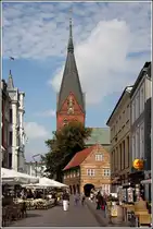 Flensburg. Blick durch die Gro�e Stra�e zur Sankt-Marien-Kirche, die auf das 13. Jahrhundert zur�ckgeht. 04.09.2012