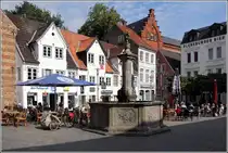 Der Nordermarkt ist der �lteste Marktplatz Flensburgs. In seiner Mitte steht der 1758 errichtete Neptunbrunnen. 04.09.2012