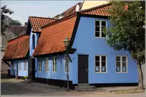 Das Haus Schiffbr�cke 37 in Flensburg sieht aufgrund der Dachkonstruktion wie ein halbes Haus aus. 04.07.2012