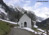 Marienkapelle in Gerstruben, aus dem 17. Jahrhundert (Oberstdorf, Oberallg�u - Ostern 2004), dahinter ist der Weg nach kurzer Strecke noch wegen Lawinengefahr gesperrt.