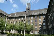 Rathaus Tiergarten: Von R.Ermisch 1935 entworfen, also zu einer Zeit wo statt Backstein Naturstein in Mode war. Deshalb hebt es sich auch von anderen, der Backsteingotik zugeh�renden Rath�usern ab.  Das Geb�ude hat einen Sitzungssaal der erst sp�ter eingef�gt wurde. 