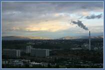 Blick vom Burgholzhof �ber Stuttgart-Hallschlag und Cannstatter Wohngebiete hinein ins das noch von der Sonne bestrahlte Remstal. Der Blick geht bis Schorndorf in der Bildmitte. Stuttgart selbst befindet sich schon v�llig im Schatten eines herangezogenen Schlechtwettergebietes. Rechts das Kraftwerk M�nster. 4.1.2007 (Matthias)