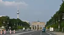 Auf der Stra&szlig;e des 17. Juni in Berlin, Blick zum Brandenburger Tor bis hin zum Fernsehturm. (06.07.2012)