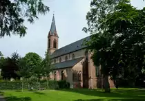 Lahr, die Stiftskirche des ehemaligen Augustiner-Konvents von 1259, der Turm stammt von 1879, die dreischiffige Basilika z�hlt zu den fr�hesten gotischen Kirchen am Oberrhein, Juni 2012