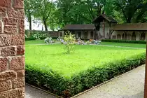 Lahr, der Denkmalshof an der Stiftskirche, mit vielen wertvollen Grabplatten von Adelsangeh�rigen und reichen B�rgern der Stadt, Juni 2012