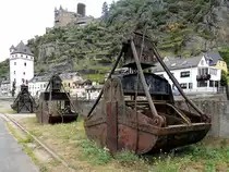 Schon einige Zeit ausgedient, und nur noch zur Erinnerung an fr�here Zeiten, die Kranschaufeln des alten Hafenkranes zu St.Goarshausen; 120829