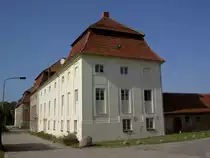 Faulenrost, Kavaliersh�user der Schlo�anlage, Putzbauten mit Mansardd�chern und 
Eckpavillons (16.09.2012)