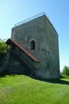 Bergfried der ehemaligen Burganlage auf dem 767m hohen Bussen, wird als Aussichtsturm genutzt und bietet eine gro�artige Rundumsicht, Aug.2012