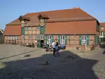 Teterow, Stadtm�hle von 1800, Fachwerkgeb�ude mit Mansardwalmdach, heute Kulturhaus und Gastst�tte (16.09.2012)