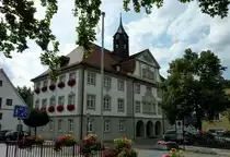 Ochsenhausen, das Rathaus der 9000 Einwohner z�hlenden Stadt in Oberschwaben, erbaut 1606, Aug.2012