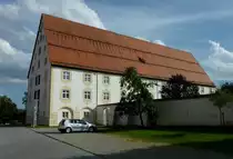 Ochsenhausen, der 1716 erbaute Fruchtkasten des Klosters beherbergt heute wechselnde Kunstausstellungen, w�hrend des II.Weltkrieges baute Flugzeugkonstrukteur Heinrich Focke hier den ersten Hubschrauber der Welt und machte in der N�he die ersten Testfl�ge, Aug.2012