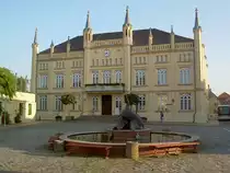 Rathaus von B�tzow, neugotischer Putzbau erbaut von 1848 bis 1850, davor 
G�nsebrunnen von Walter Preik von 1981 (17.09.2012) 